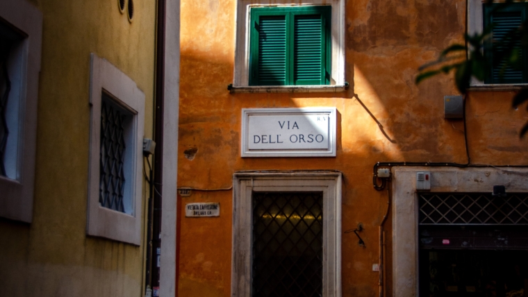 strada italiana con palazzi colorati