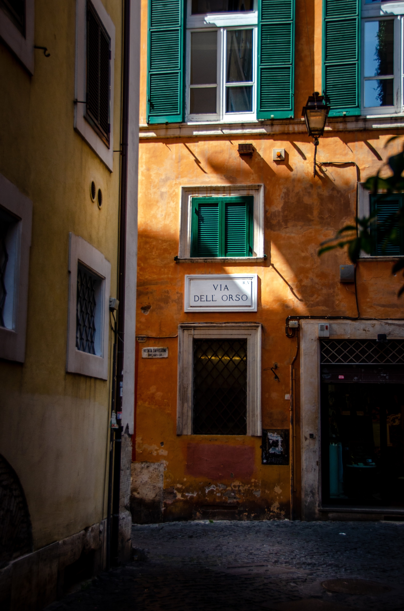 strada italiana con palazzi colorati